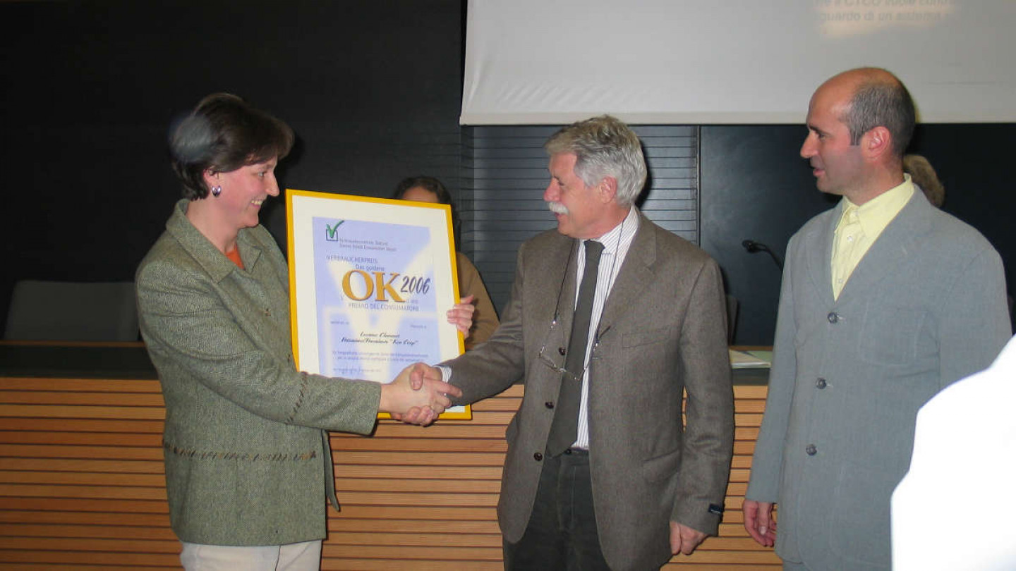 Luciano Clementi riceve il premio per la tutela del consumatore 2006